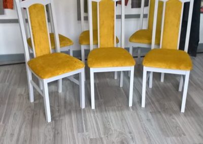 żółte krzesła
