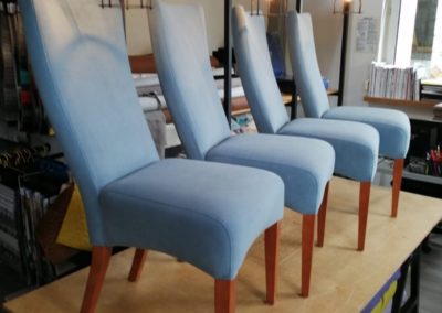 niebieskie krzesła